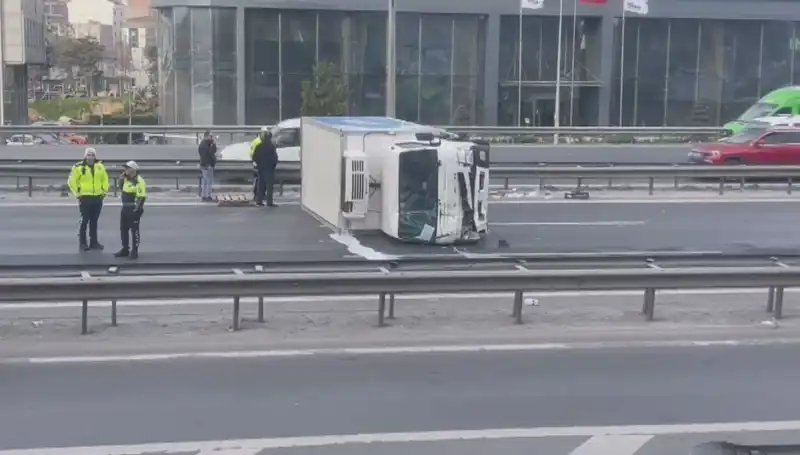 Basın Ekspress'te Kamyonet Devrildi: Trafik Kaosu ve Yaralılar