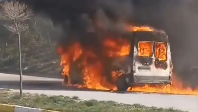 Havalimanı Servis Aracı Alev Alev Yandı: Panik Anları!
