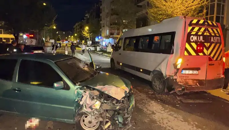 Otomobil Servis Minibüsüne Çarptı: 6 Kişi Yaralandı! Olayın Detayları