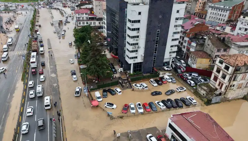 Trabzon'da Sel Felaketi: Çamur İçinde Kaybolan Kişi Arama Çalışmaları Devam Ediyor