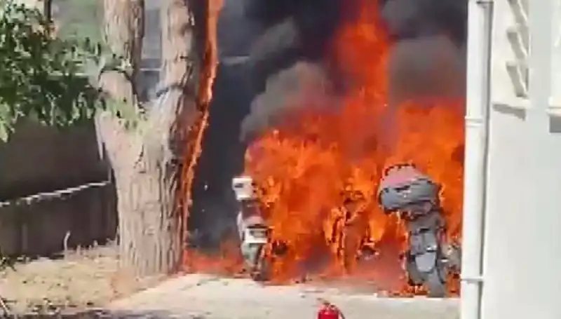 Park Halindeki 6 Motosiklet Alev Alev Yandı: Korkutan Yangın Arka Planı