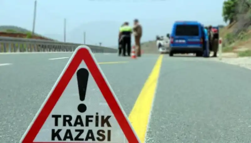 Ticari Araç ile Otomobil Çarpıştı: Kaza Sonrası 5 Kişi Yaralandı