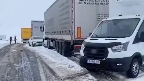 Kars-Ardahan Karayolu'nda Kar Yağışı, TIR'lar Yolda Kaldı!