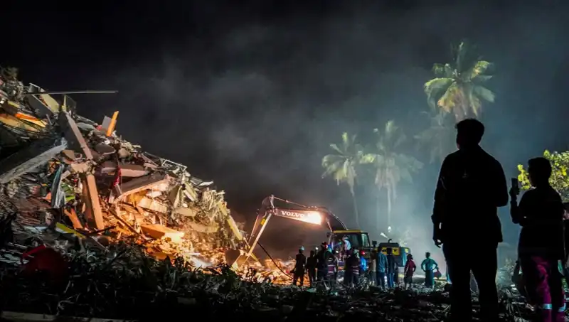 Myanmar'da Üç Gün Sonra Enkazdan Sağ Çıkarılan Kişinin Hikayesi