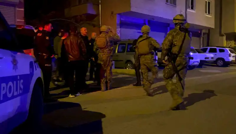 Tüfekle Balkondan Ateş Açan Şahıs, Polisi Tuzağa Düşürdü