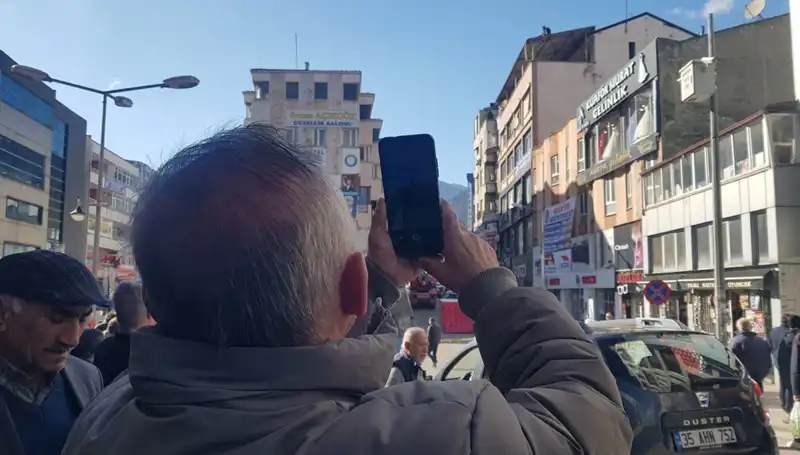 Çatıya Çıkan Genç İçin Yarışan Kalabalığa Dikkat Çekici Anlar