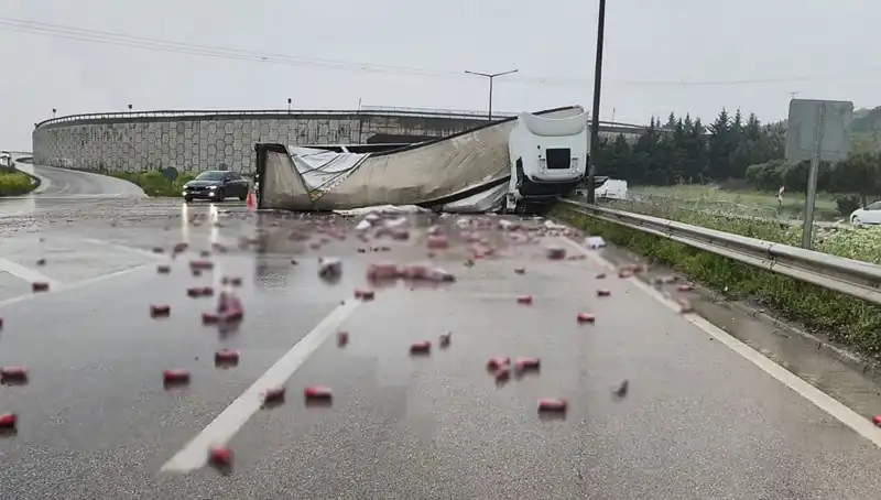 TIR Kazası Sonrası Yolda İçki Seferberliği: Görülen Manzara Şaşırttı
