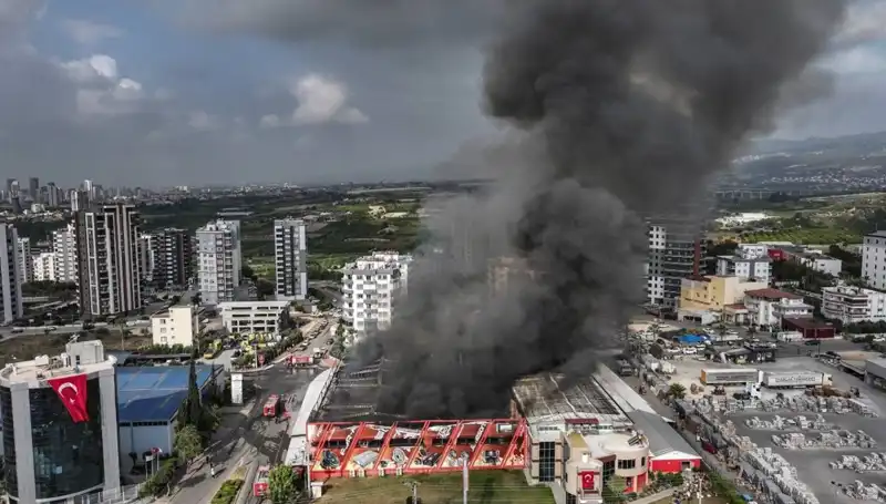 Mersin'deki Fabrika Yangınında Yoğun Mücadele: TOMA'dan Destek Geldi