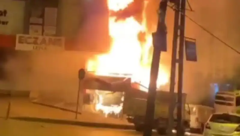 Başakşehir'de İş Merkezinde Çıkan Yangın Korkuttu, Ekiplere Yoğun İş Düştü!