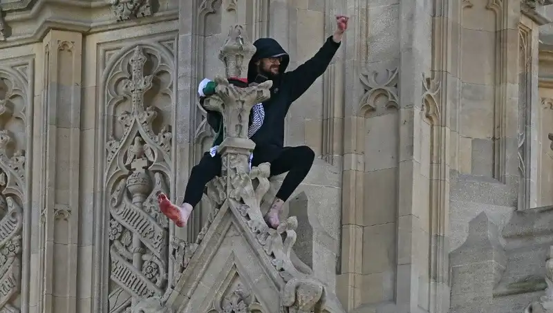 Londra'da Filistin Bayrağıyla Big Ben'e Tırmanan Protestocu Dikkatleri Üzerine Topladı