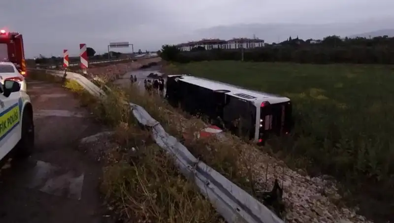 Manisa'da Yolcu Otobüsü Kaza Yaptı: Yaralıların Durumu Kritik