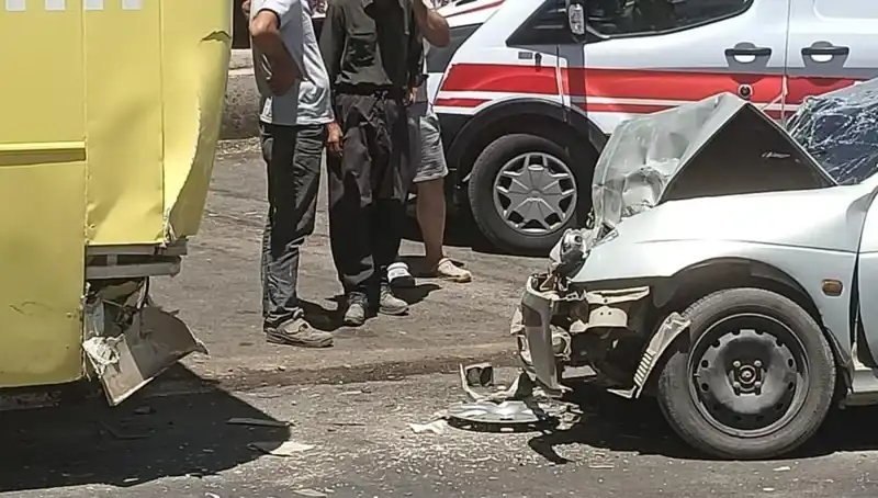 Halk Otobüsü ve Otomobil Çarpıştı: İki Personel Yaralandı!