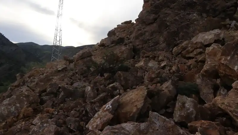 Erzurum'da Heyelan: Dev Kayalar Yolu Ulaşıma Kapandı, Şehirde Hayat Durduruldu!