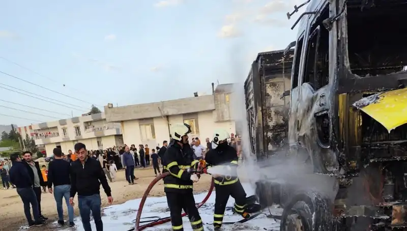 Park Halindeki İki TIR'ın Alev Alev Yanma Anları Kameralara Yansıdı