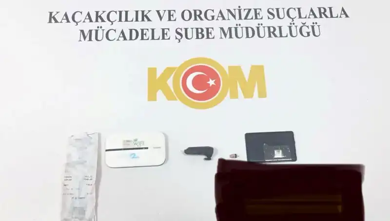 Ehliyet Sınavına Kopya Düzeneğiyle Girenler Suçüstü Yakalandı!