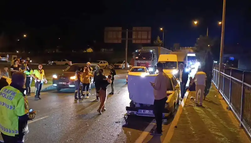 Otoyolda yaşanan geri dönüş kazasında dört kişi yaralandı: İki çocuk hastaneye kaldırıldı