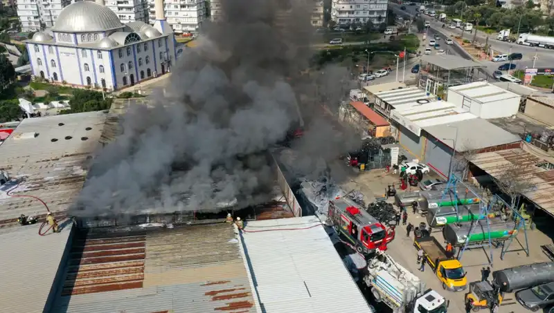 İzmir'de Oto Lastikçide Korkutan Yangın: Olayın Ayrıntıları ve İlk Tepkiler