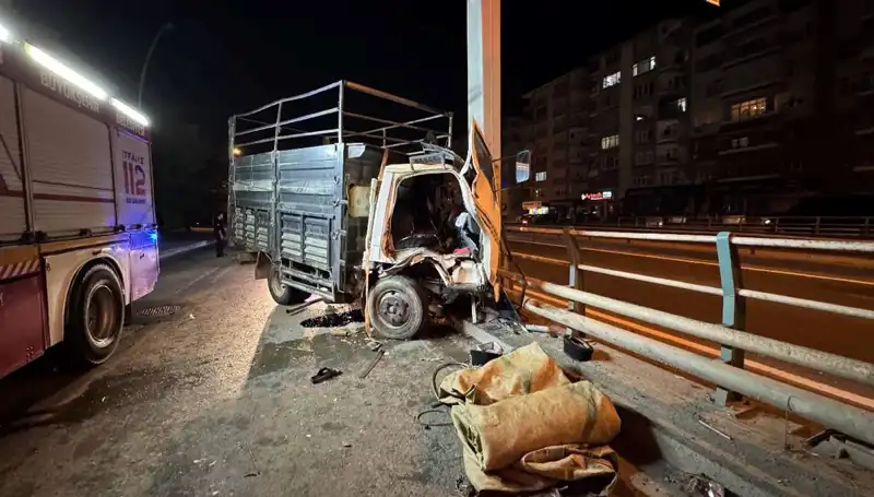 Kamyonet Tabelaya Çarptı: Yaralı Sürücünün Hayati Tehlikesi Devam Ediyor!