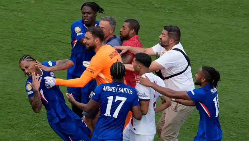 Dev Finalde Şok! Teknik Direktörden Futbolcuya Yumruk Attı