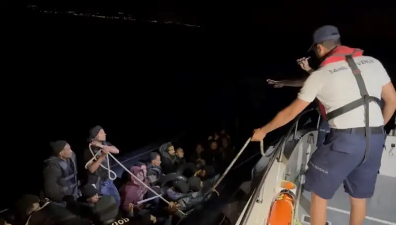 Çeşme Açıklarında 42 Kaçak Göçmen Denizde Kurtarıldı