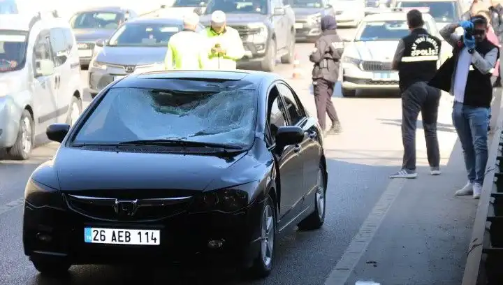 Şok Edici Olay: Polis Kimlik Sordu, Genç Adam Köprüden Atlarken Hayatını Tehlikeye Attı