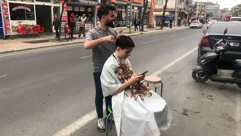 Yarım Kalan Tıraş Salonu: Deprem Bitti, Müşteri Tamamlandı!