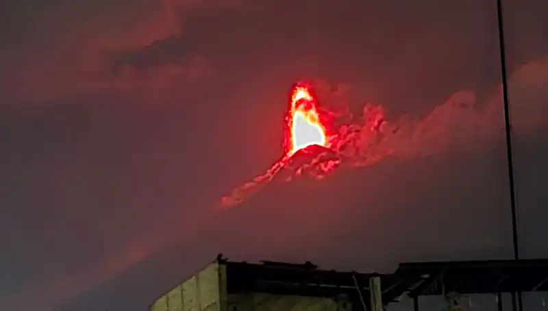 Fuego Yanardağı Patladı: 30 Bin Kişi Tahliye Sürecinde Tehdit Altında