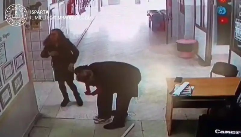 İlkokul Öğretmeni, Heimlich Manevrası ile Yaşama Tutunan Öğrencisiyle Kahraman Oldu