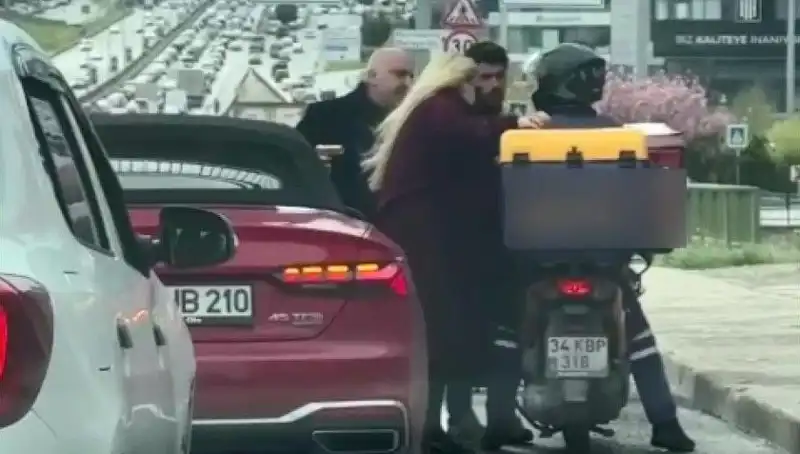 D-100'de Dehşet Anları: Motokuryeye Silah Çeken Sürücü Gözaltına Alındı
