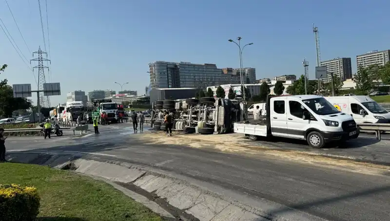 D-100 Yan Yolda Betondan Kaçış: Mikser Devrildi, Trafik Alt Üst Oldu