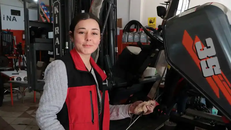 Sanayinin Tek Kadın Çalışanı Melike Hanım Forklift Servisinde Çıraklık Yapıyor