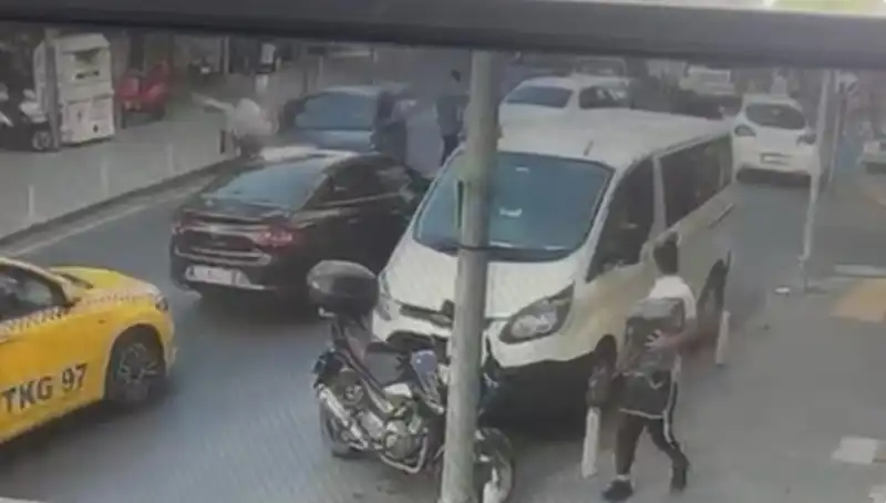Fren Yerine Gaza Bastı! Kaza Sonrası Ortalık Savaş Alanına Döndü
