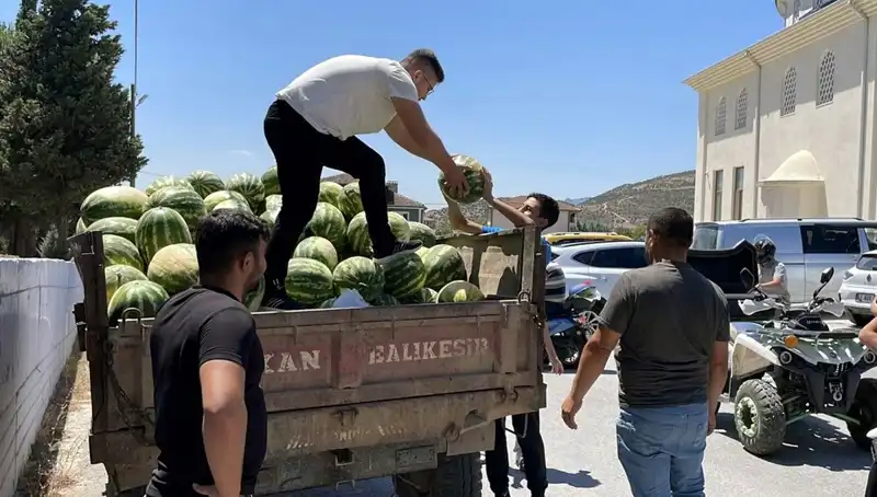 Karpuz Dağıtımıyla Yaz Neşesi: Herkesin Gözdesi Oldu!