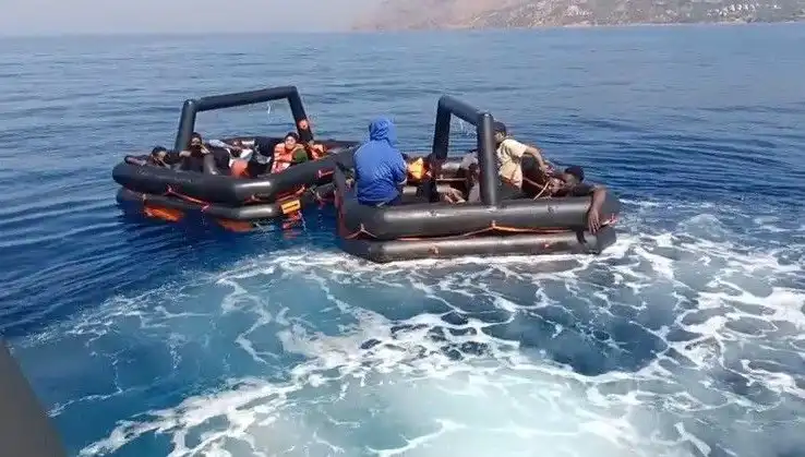 Ayvacık'ta Kaçak Göçmen Operasyonu: 19 Kişi Kurtarıldı!