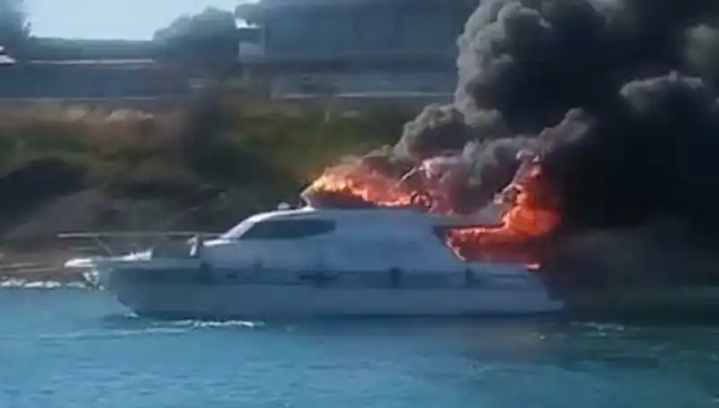 Çeşme Marina'da Şok Edici Yangın: Motoryat Alev Alev Yandı