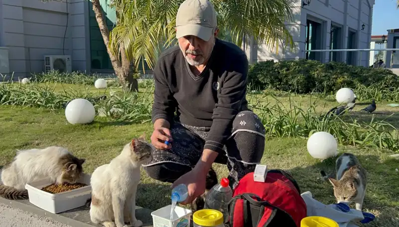 59 Yaşındaki Adamın Günlük 8 Kilometre Yürüyüşü: Merhametiyle Dikkatleri Üzerine Çekiyor