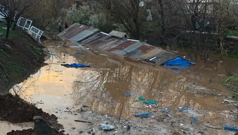Bingöl’de Sağanak Yağış Alarmı: Ahır ve Tarım Alanları Sular Altında Kaldı