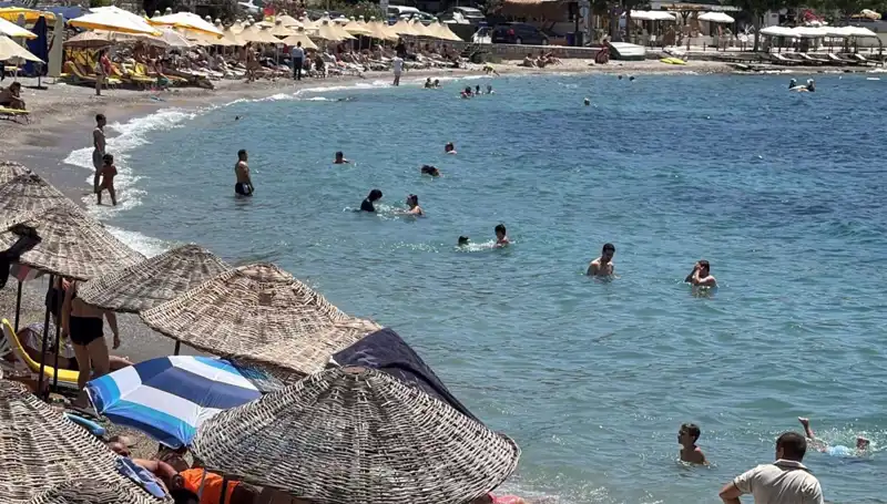 Akşam Güneşiyle Beraber Sahile Koşarak Serinleme Yolu Arıyorlar