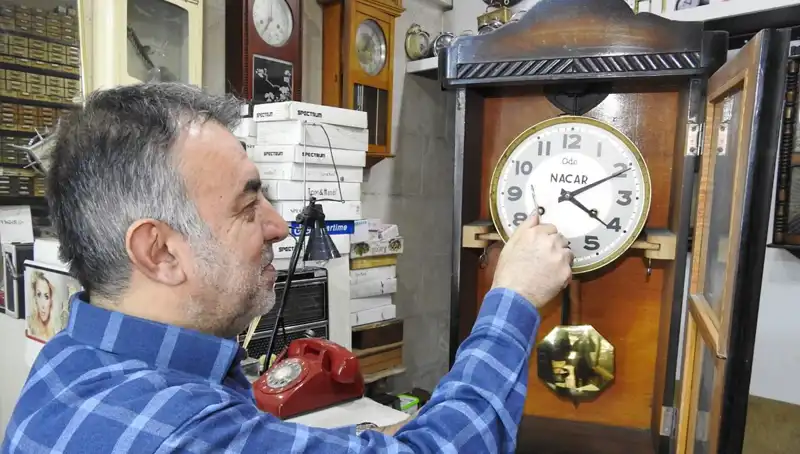 10 Metrekarelik Dükkanında Tarihe Tanıklık Eden Saatleri Tamir Eden Usta