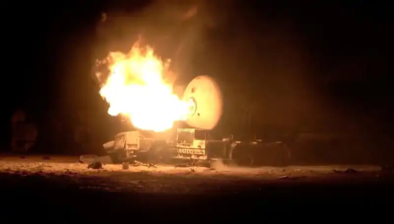 Kızıldeniz'de ABD'nin Hedef Aldığı Limanda Petrol Sızıntısı Tehlikesi