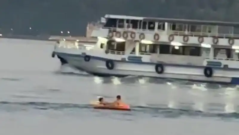 Sarıyer Sahilinde İki Çocuk Denize Botla Açıldı: İlginç Olay Nasıl Gerçekleşti?