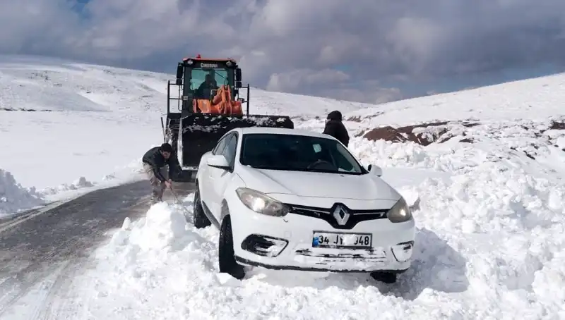Muş’ta Şiddetli Kar Yağışı, Mahsur Kalan 60 Kişiyi Zor Durumda Bıraktı!