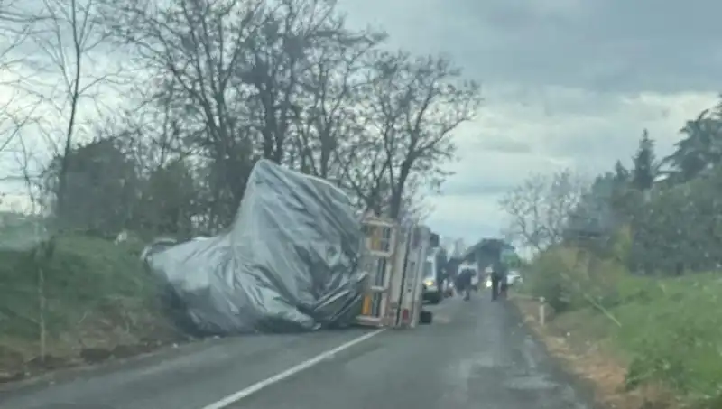 Tekirdağ'da Saman Yüklü TIR Devrildi: Yaralılar ve Kazanın Sebepleri