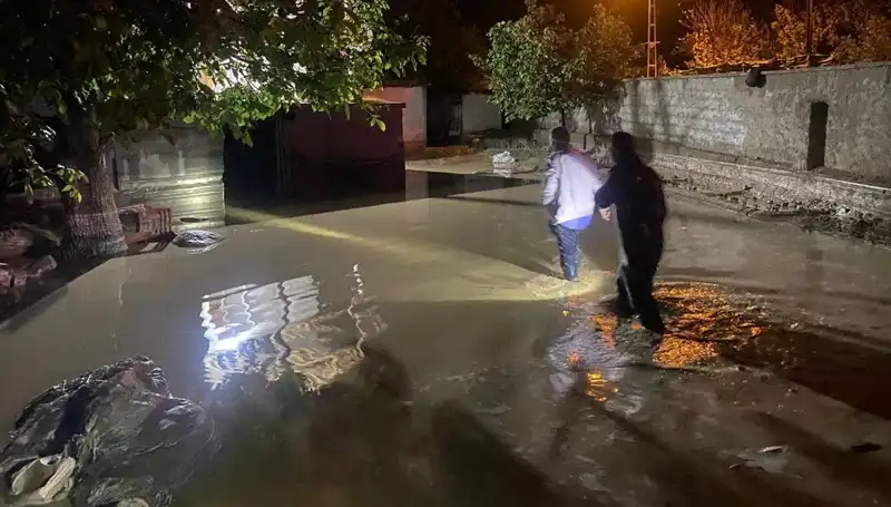 20 Dakikalık Yağış Sonrası Sel Felaketi: Evler Tehlike Altında