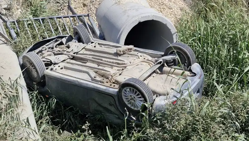 Pikap ile Çarpışma Sonrası Su Kanalına Devrilen Araçta İki Yaralı