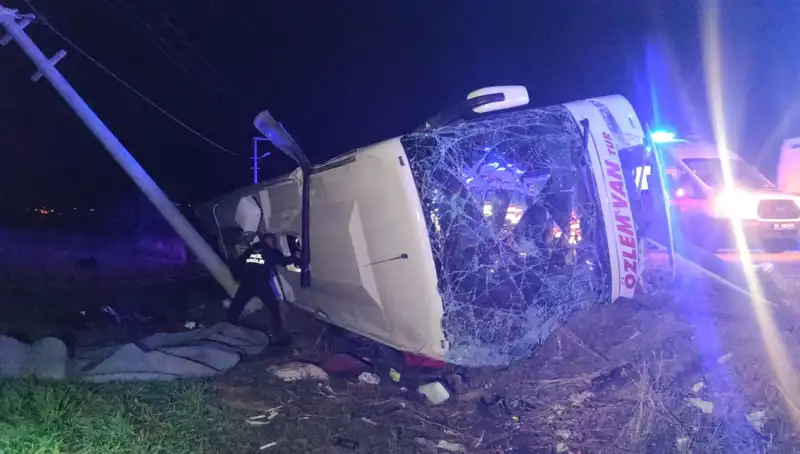 Van'da Yolcu Otobüsü Devrildi: 28 Kişi Yaralandı, Detaylar Ortaya Çıktı