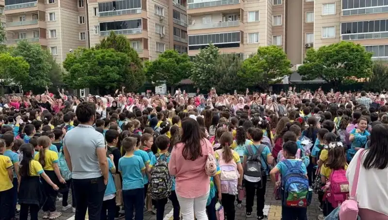 Öğrencilerden Anneleri İçin Duygusal Bir Sürpriz Hazırlığı