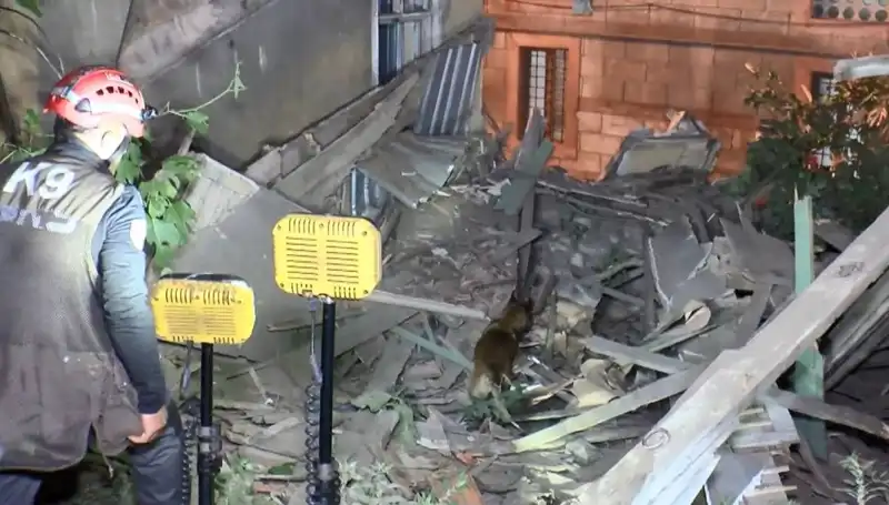 İstanbul'da Deprem Sonrası Çöken Bina, Şehirde Endişeyi Artırdı