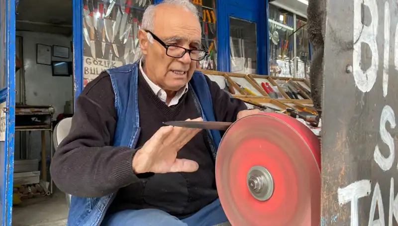 81 Yaşında Hala Çalışıyor: Erhan Amca'nın Meslek Aşkı