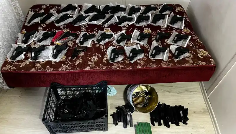 Gaziantep'te Şok! 45 Silah ve Bir El Bombası Ele Geçirildi